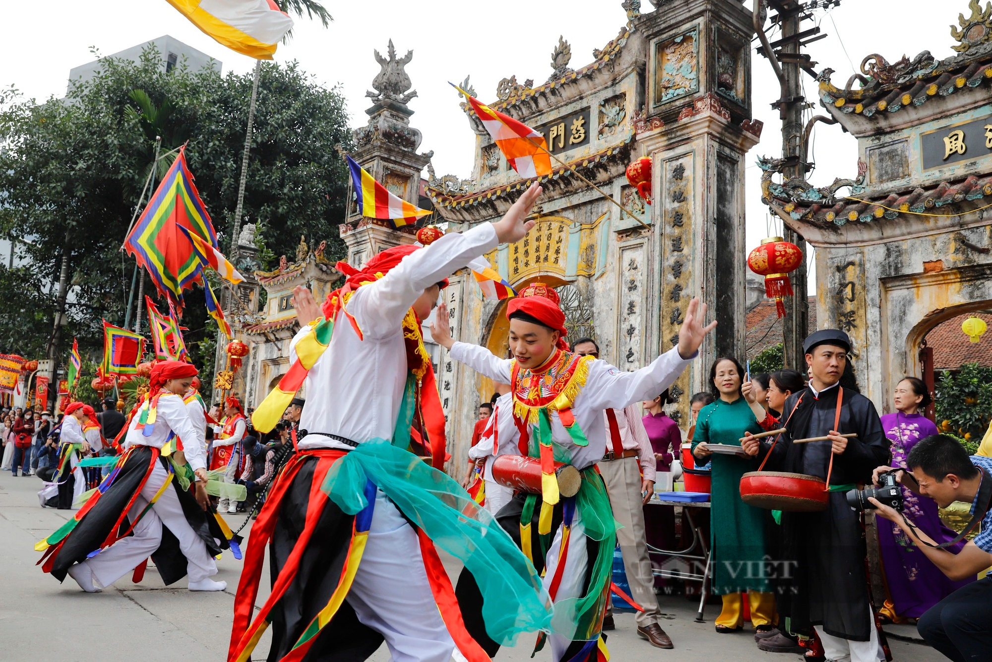 Cậu bé 13 tuổi lần đầu giả gái múa 