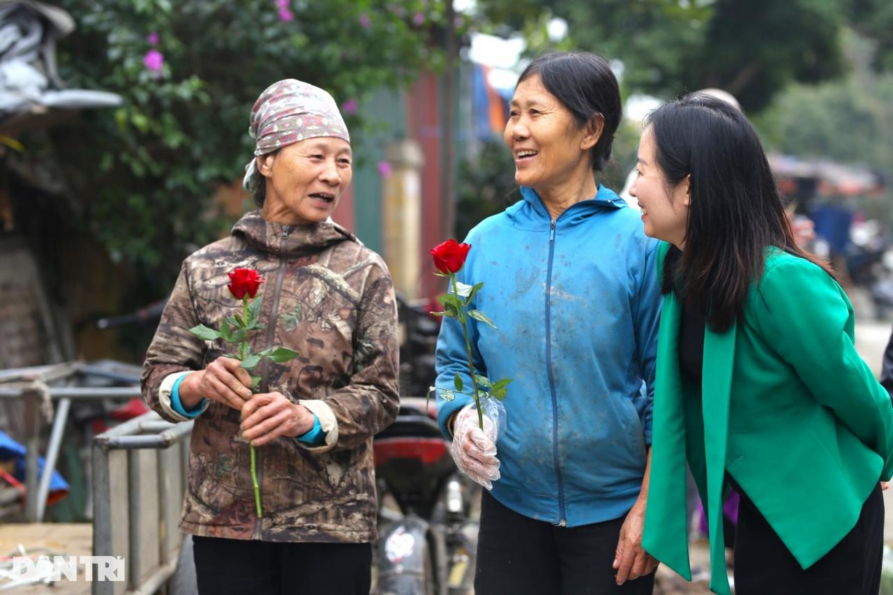 Cô giáo tặng hàng trăm bông hồng cho người dưng và cái kết ấm áp - 1