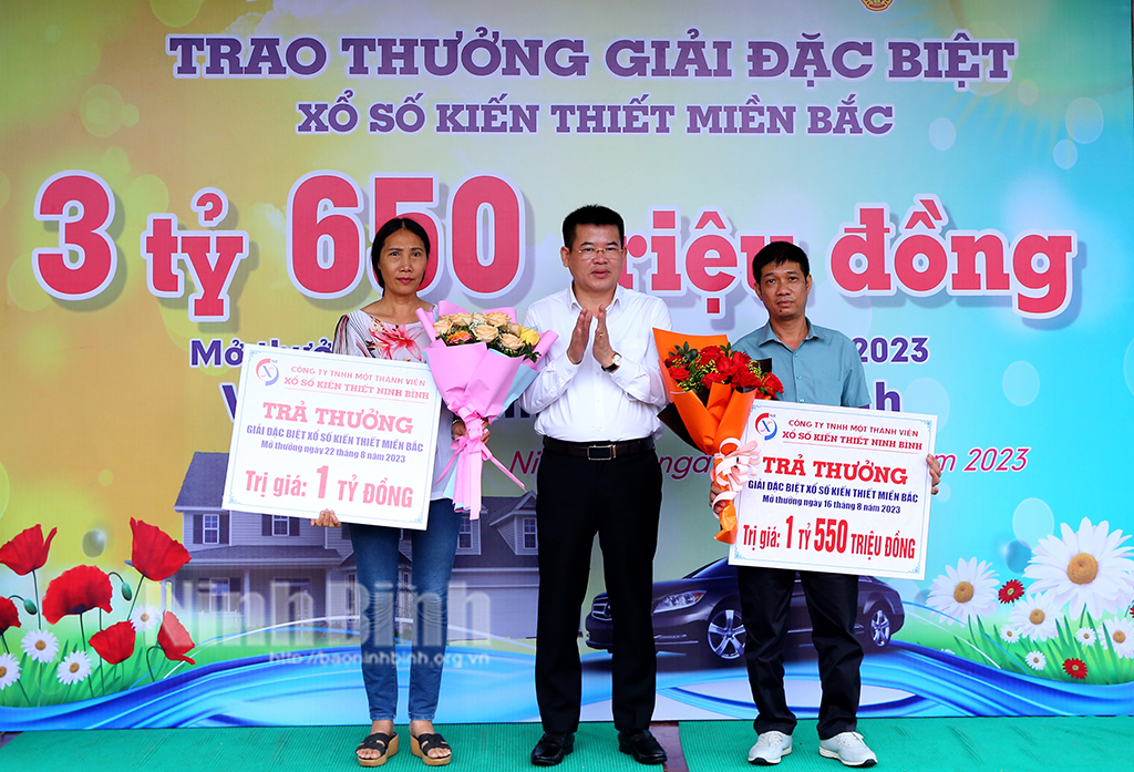 Awarding prizes to two lucky customers who won the special prize of the Northern Lottery