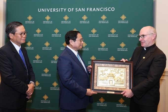 Father Paul J. Fitzgerald, S.J., 28th President of the University of San Francisco, receives a gift from Prime Minister Pham Minh Chinh to the school. Photo: Nhat Bac