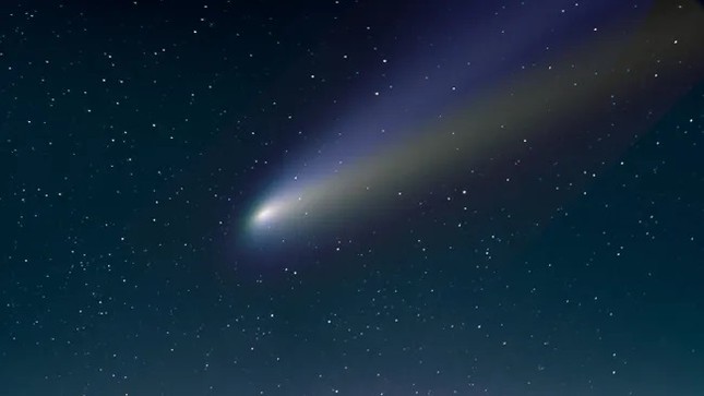 Rare illusion of a comet's second tail as it approaches Earth photo 2