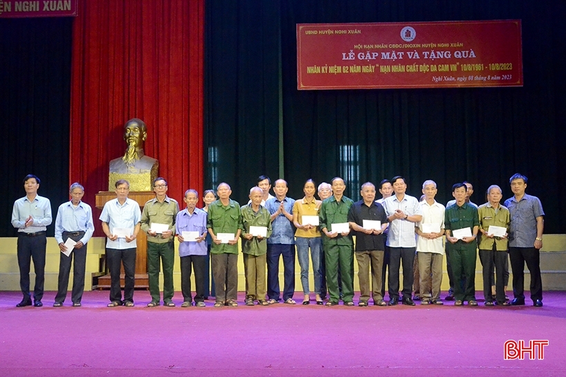 Presenting 164 gifts to Agent Orange victims in Nghi Xuan