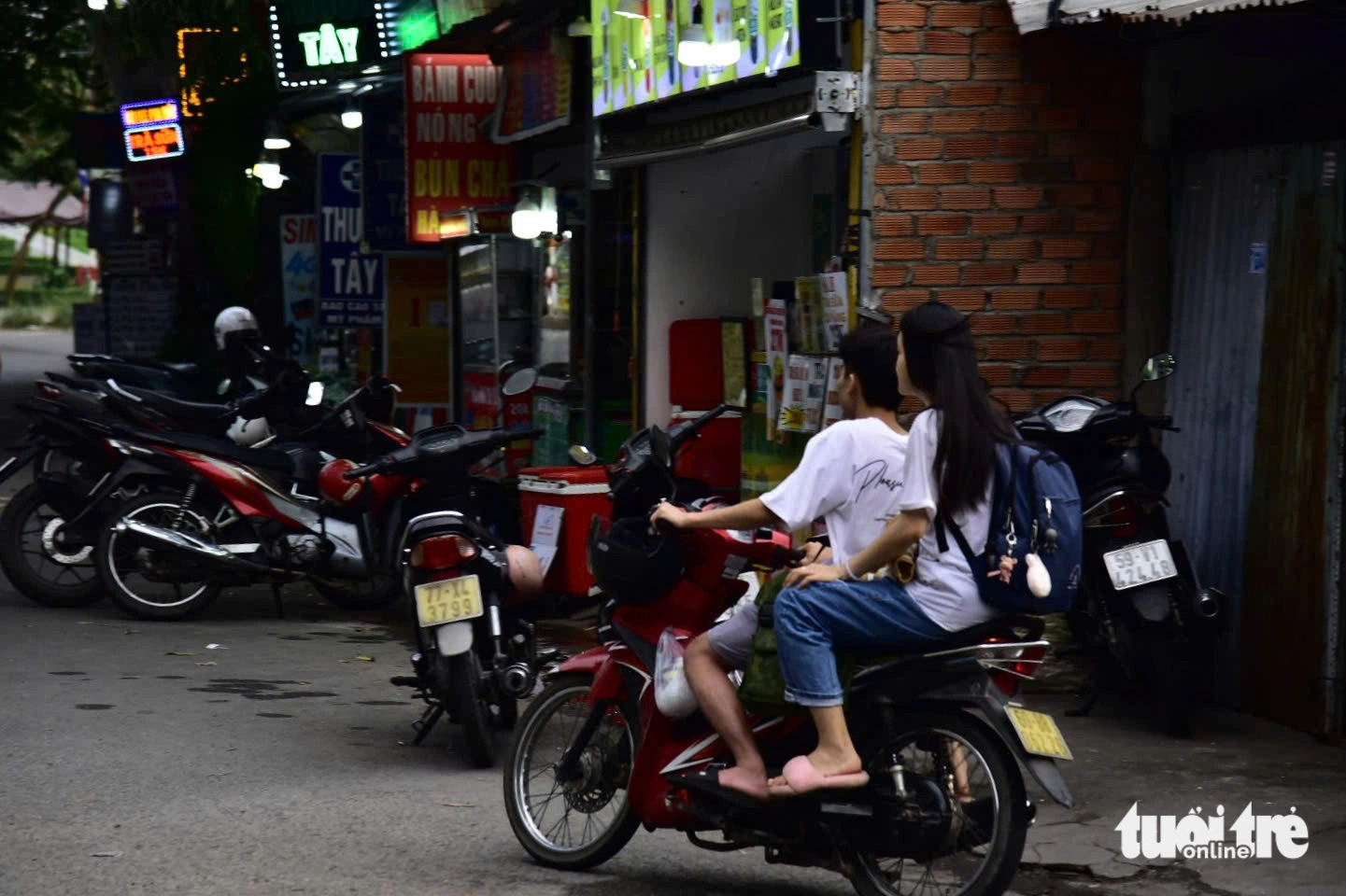 Không đội mũ bảo hiểm, tống ba… trong làng đại học TP.HCM - Ảnh 3.