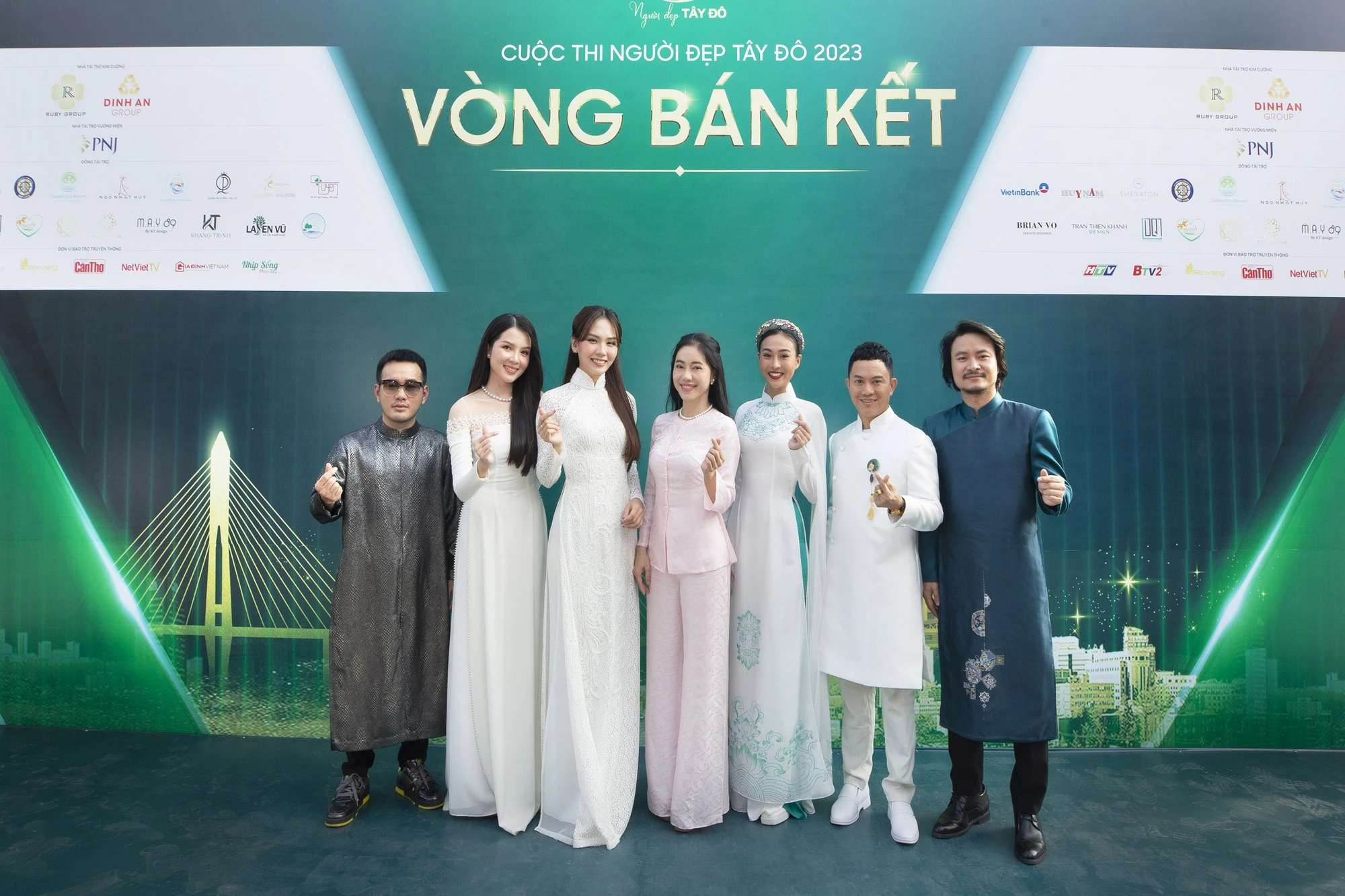Bán kết Người đẹp Tây Đô: Thí sinh diện áo bà ba catwalk giữa đồng lúa - Ảnh 7.