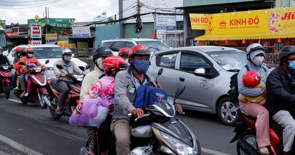 Les gens avec beaucoup de biens affluent à Ho Chi Minh-Ville après les vacances du 2 septembre