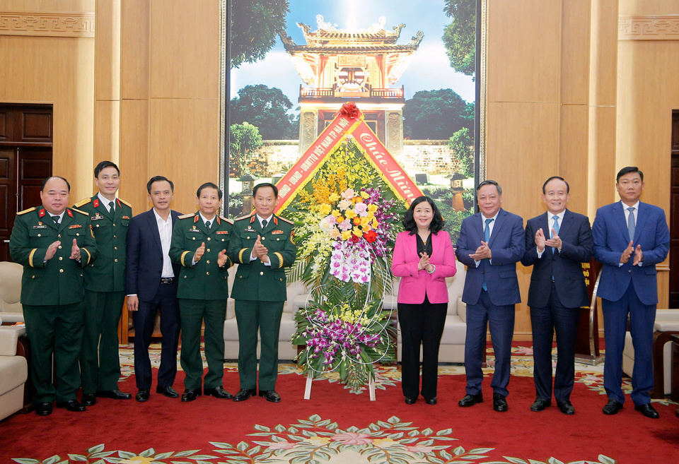 La secrétaire du Comité du Parti de la ville, Bui Thi Minh Hoai, et les dirigeants de la ville de Hanoi ont offert des paniers de fleurs et félicité le commandement de la capitale.