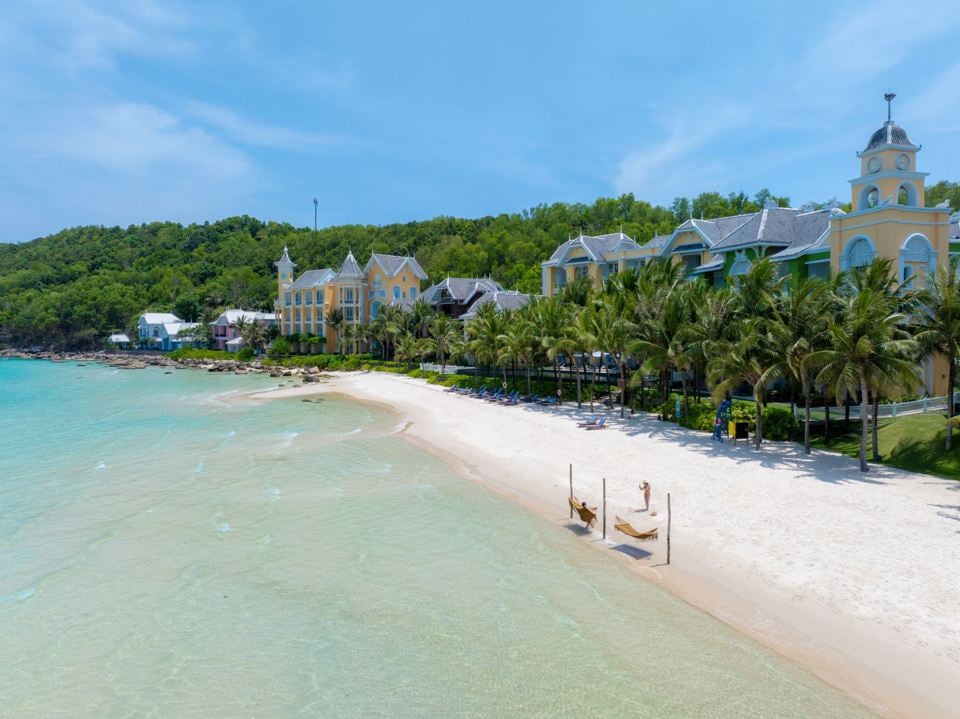 La playa de Kem, en el sur de la isla de Phu Quoc, con su amplio y suave banco de arena blanca y lisa como la crema, se considera un paraíso tropical.