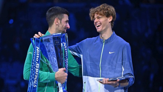 ซินเนอร์ (ขวา) ยิ้มให้กับโจโควิชที่งานประกาศรางวัล ATP Finals เมื่อเย็นวันที่ 19 พฤศจิกายน ที่เมืองตูริน ประเทศอิตาลี ภาพ : เอทีพี