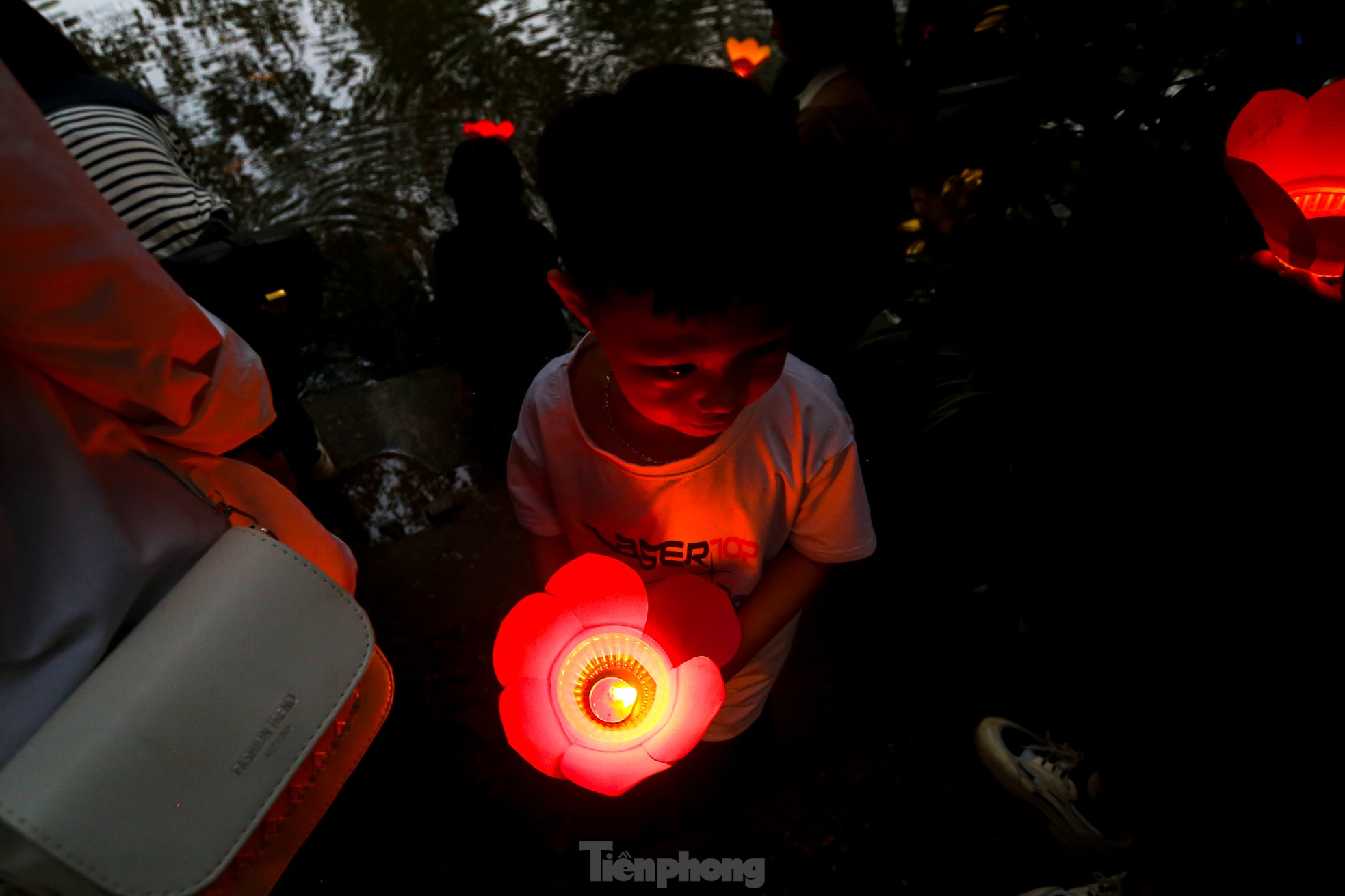 People in the capital release flower lanterns to show their gratitude during Vu Lan festival photo 21