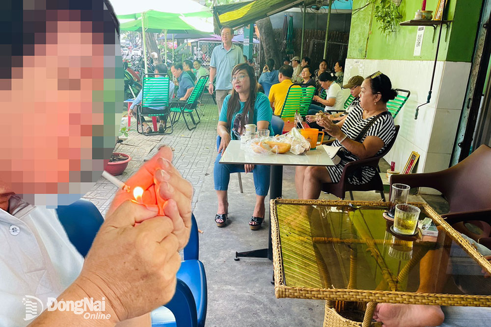 Fumar es perjudicial para la salud del fumador y de quienes lo rodean. En la foto: Una persona fuma en una cafetería en la ciudad de Bien Hoa. Foto: P.L.