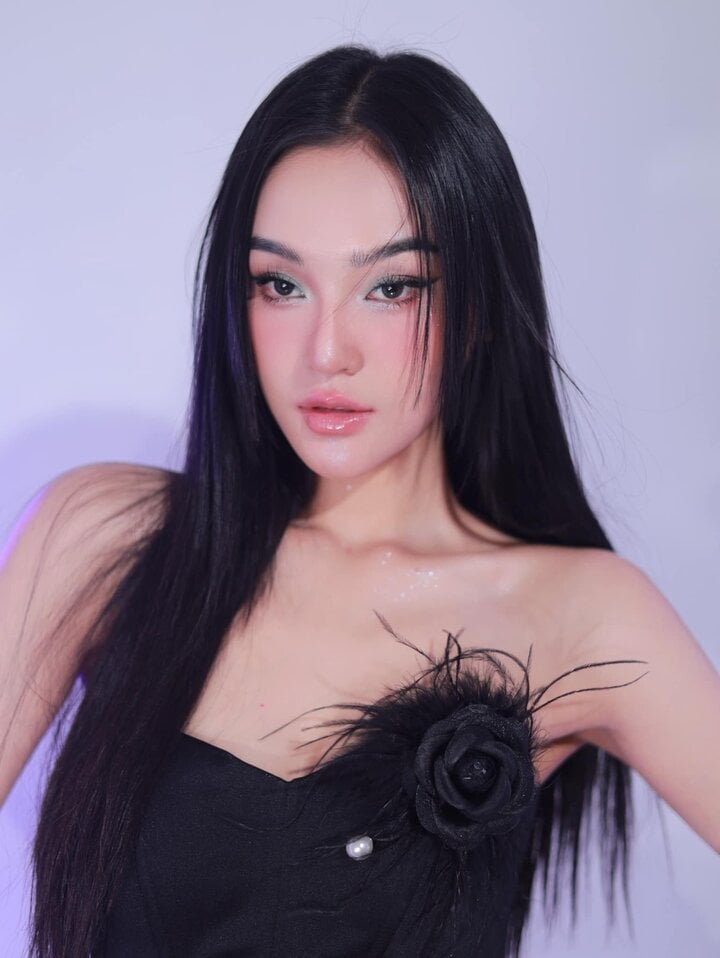 Cu Thi Tra studied accounting at the National Economics University but entered the entertainment industry as a freelance model. She also acted in many music videos and gradually became involved in movies.