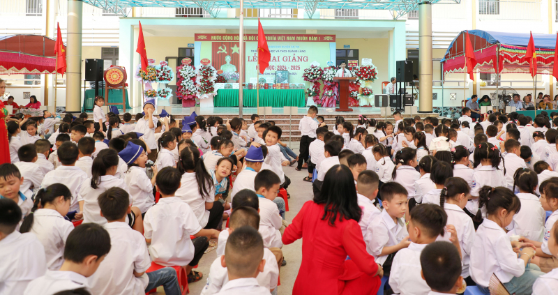 El periódico Nhan Dan otorgó 50 becas a estudiantes de familias con políticas preferenciales que sobresalen en sus estudios -0