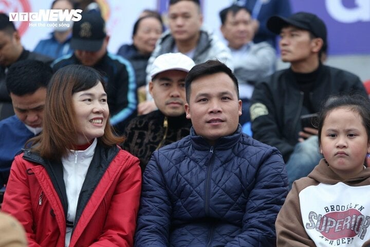 Fans packed Tu Son Stadium to watch the opening match between Bac Ninh Club and PVF Youth.