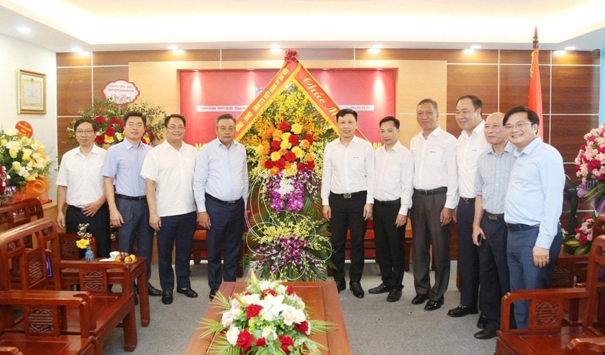 Le président du Comité populaire de Hanoi, Tran Sy Thanh, a rendu visite au journal Kinh te & Do thi et l'a félicité.