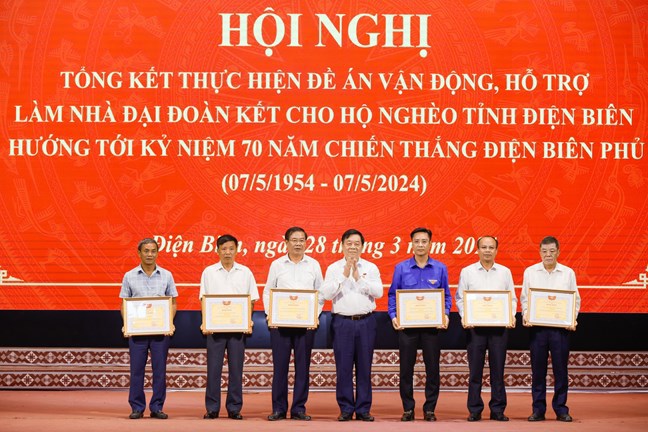 El jefe del Departamento Central de Propaganda, Nguyen Trong Nghia, entregó Certificados de Mérito del Comité Central del Frente de la Patria de Vietnam a 6 colectivos con Logros destacados en la implementación del Proyecto 09