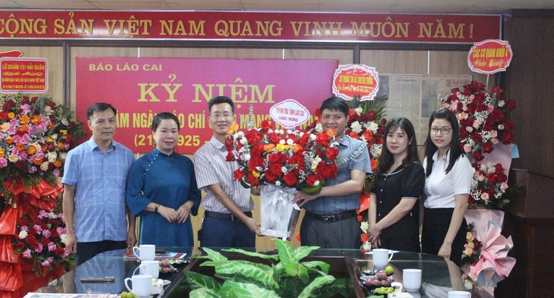 Agencies, units and localities congratulate Lao Cai Newspaper on the 98th anniversary of Vietnam Revolutionary Press Day photo 22