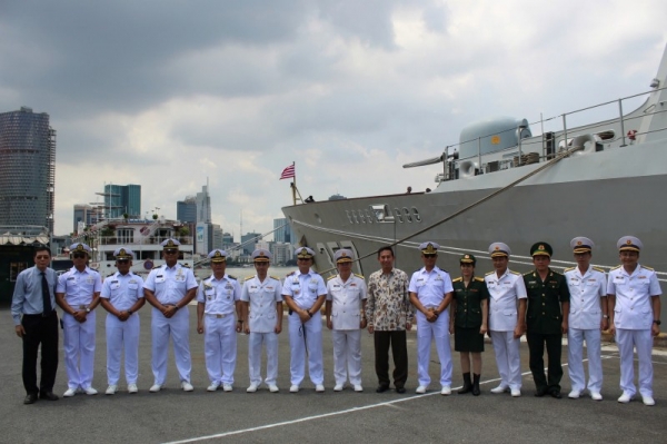 Indonesian Navy ship KRI Bung Tomo-357 visits Vietnam