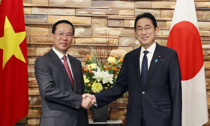 Le président Vo Van Thuong et le Premier ministre Kishida avant leurs entretiens à Tokyo aujourd'hui. Photo : VNA