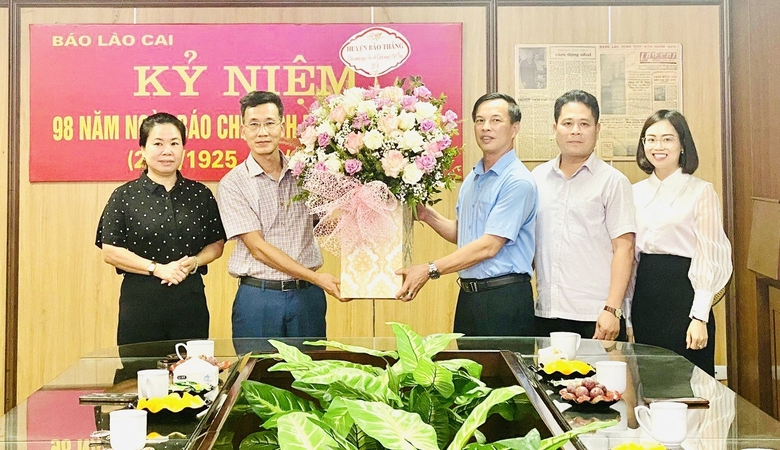 The working delegation of the District Party Committee, People's Council, and People's Committee of Bao Thang district presented flowers to congratulate Lao Cai Newspaper..jpg