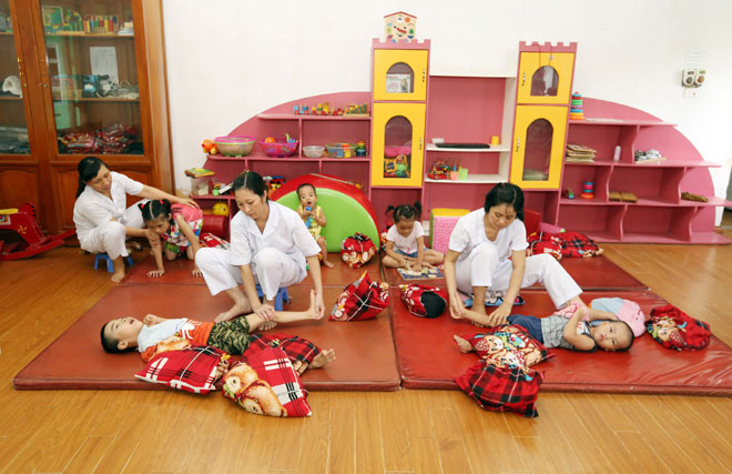 Behandlung für Kinder im Thuy An Rehabilitationszentrum für Behinderte.