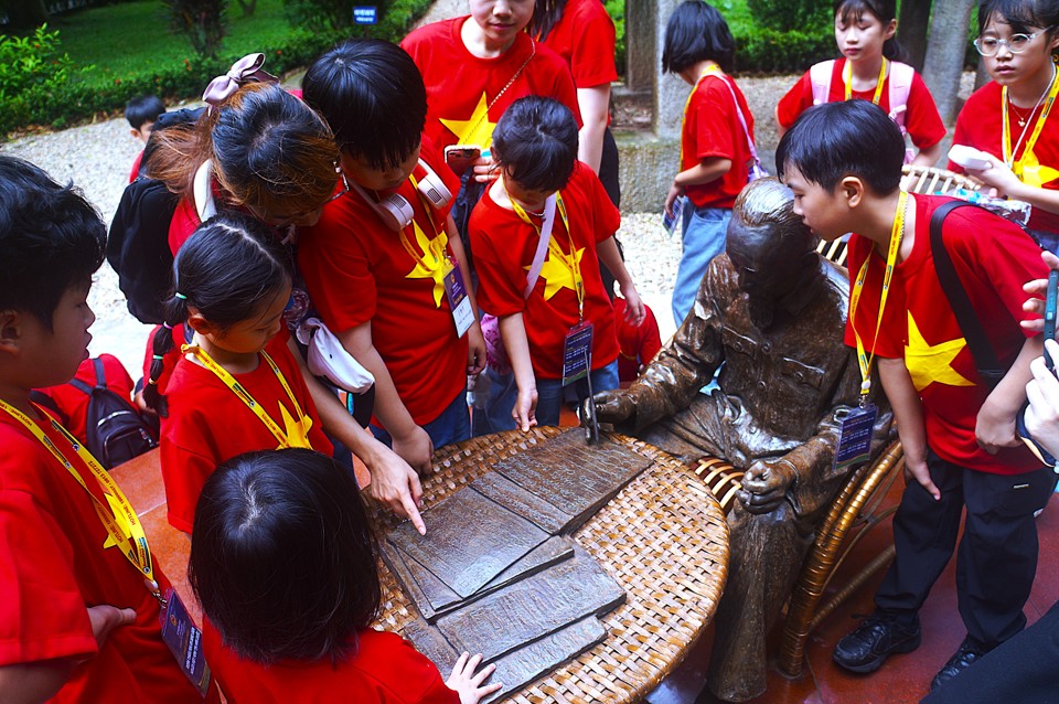 Overseas Vietnamese children in South Korea read aloud the slogan 