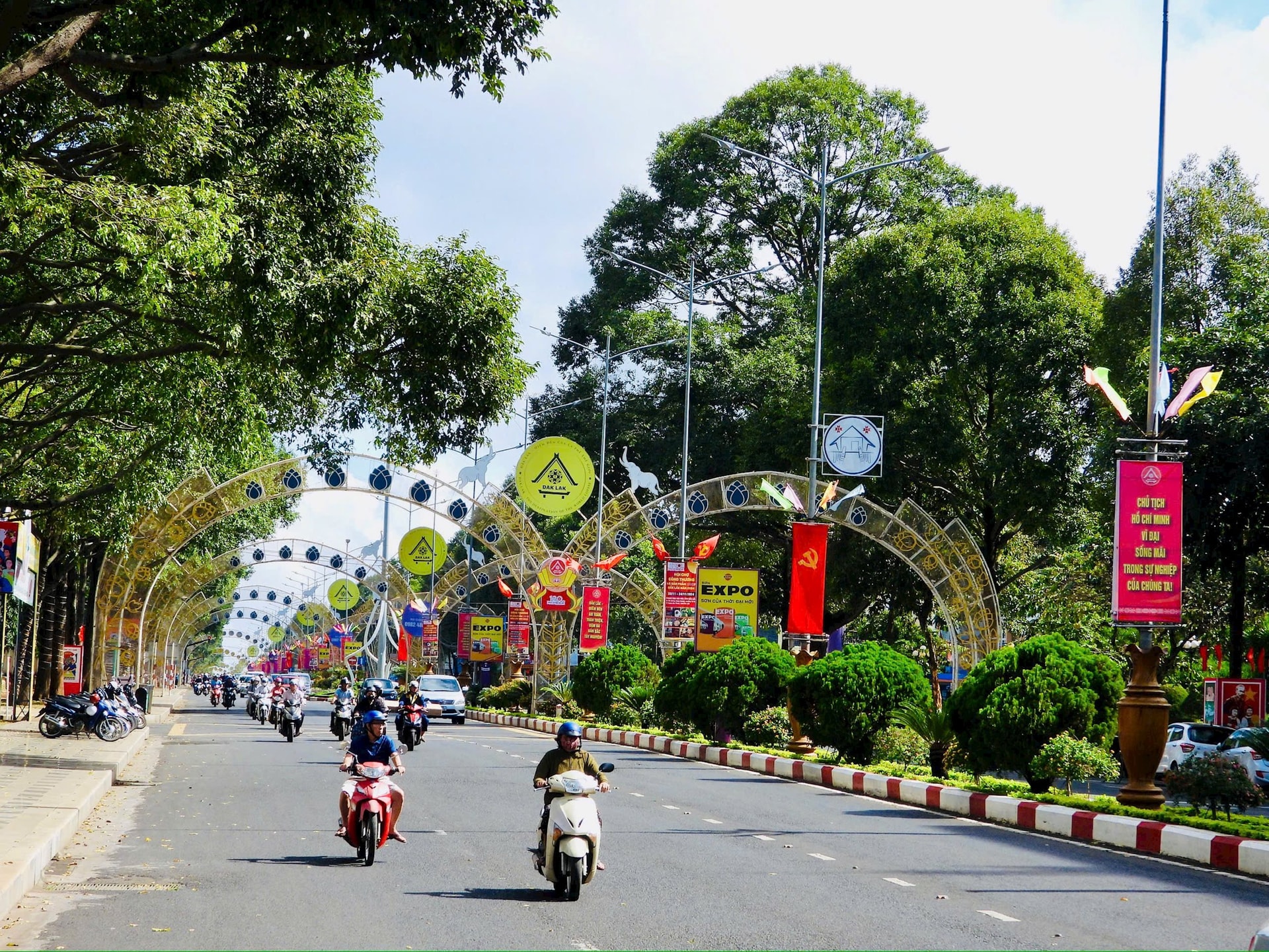 Nguyen Tat Thanh Street of Buon Ma Thuot City is filled with colorful flags celebrating the province's founding day.