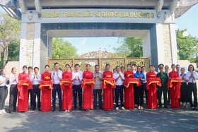 Handing over the cast aluminum door system to the Management Board of the National Martyrs Cemetery, Road 9