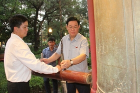 Le président de l'Assemblée nationale Vuong Dinh Hue rend hommage aux martyrs héroïques et offre des cadeaux aux familles politiques de Quang Tri