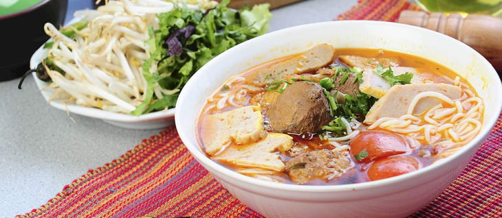 Bún bò Huế là món ăn chịu ảnh hưởng từ ẩm thực cung đình Huế - Ảnh: Taste Atlas