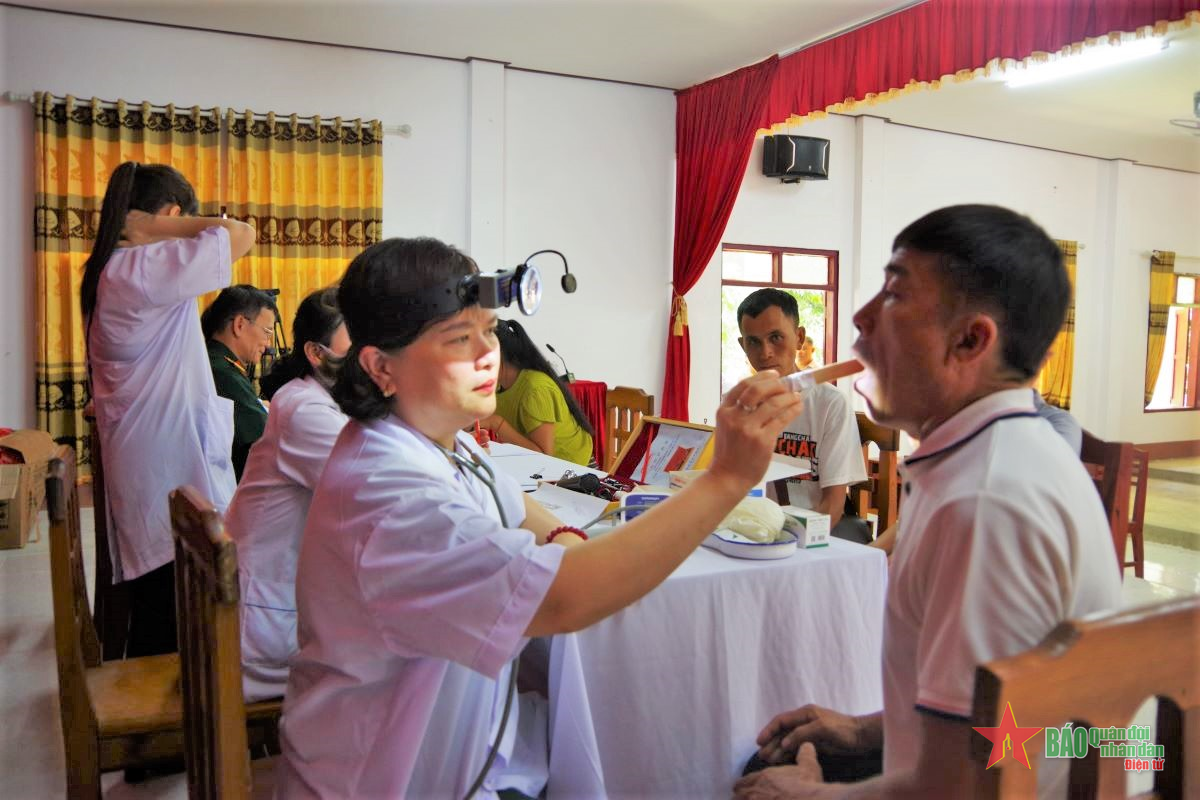 បញ្ជាការដ្ឋានយោធភូមិភាគខេត្ត Son La ចុះពិនិត្យសុខភាព និងផ្តល់ថ្នាំពេទ្យដោយឥតគិតថ្លៃដល់ប្រជាជនឡាវ