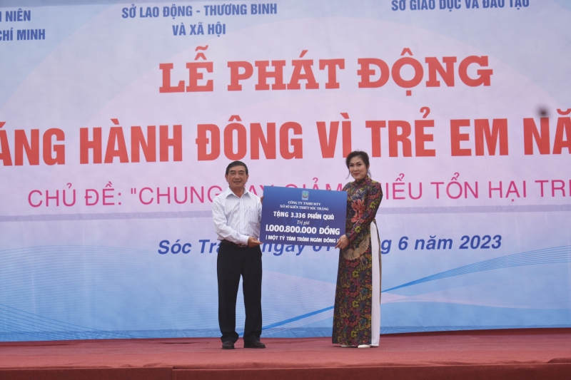 Soc Trang Lottery One Member Limited Liability Company sponsored over 1 billion VND to the Provincial Children's Support Fund.