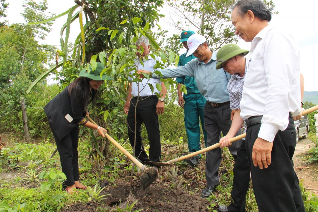 Delegates planted souvenir trees at