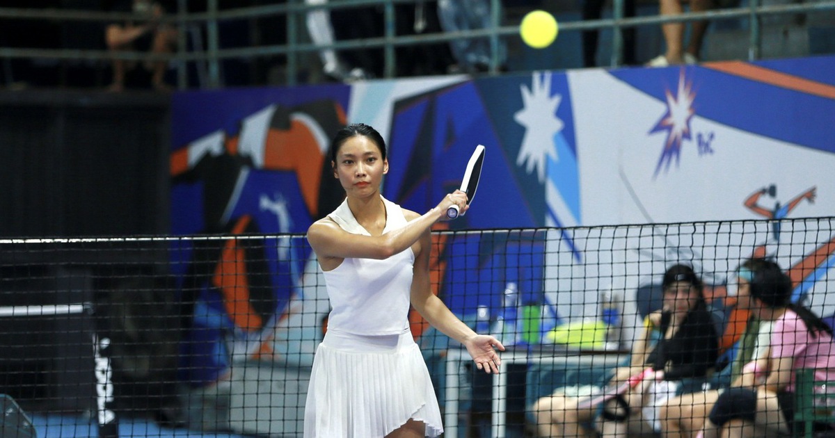 Ly Hoang Nam aide sa femme à remporter un retour impressionnant au tournoi de pickleball.