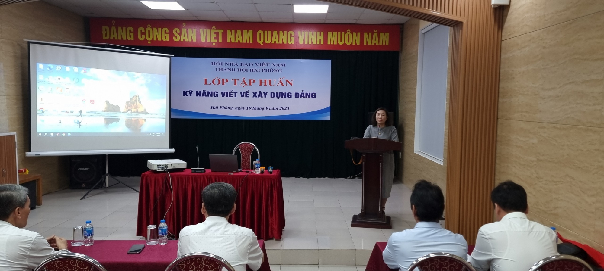 Hai Phong Newspaper Association held a training course on writing skills about construction for members of Hai Phong Newspaper Association.