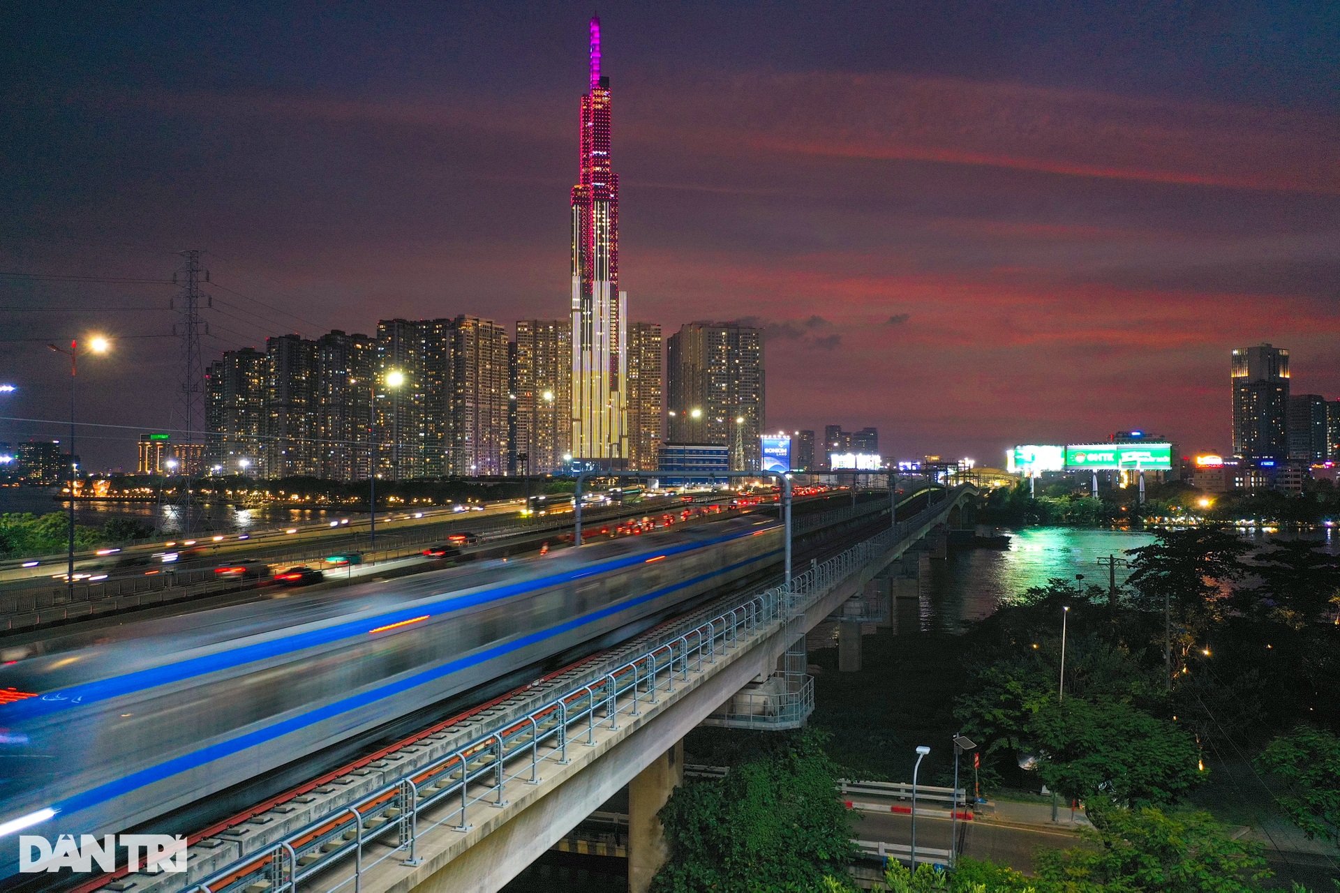 Metro TPHCM đông nghẹt người sau 20 ngày vận hành chính thức - 13