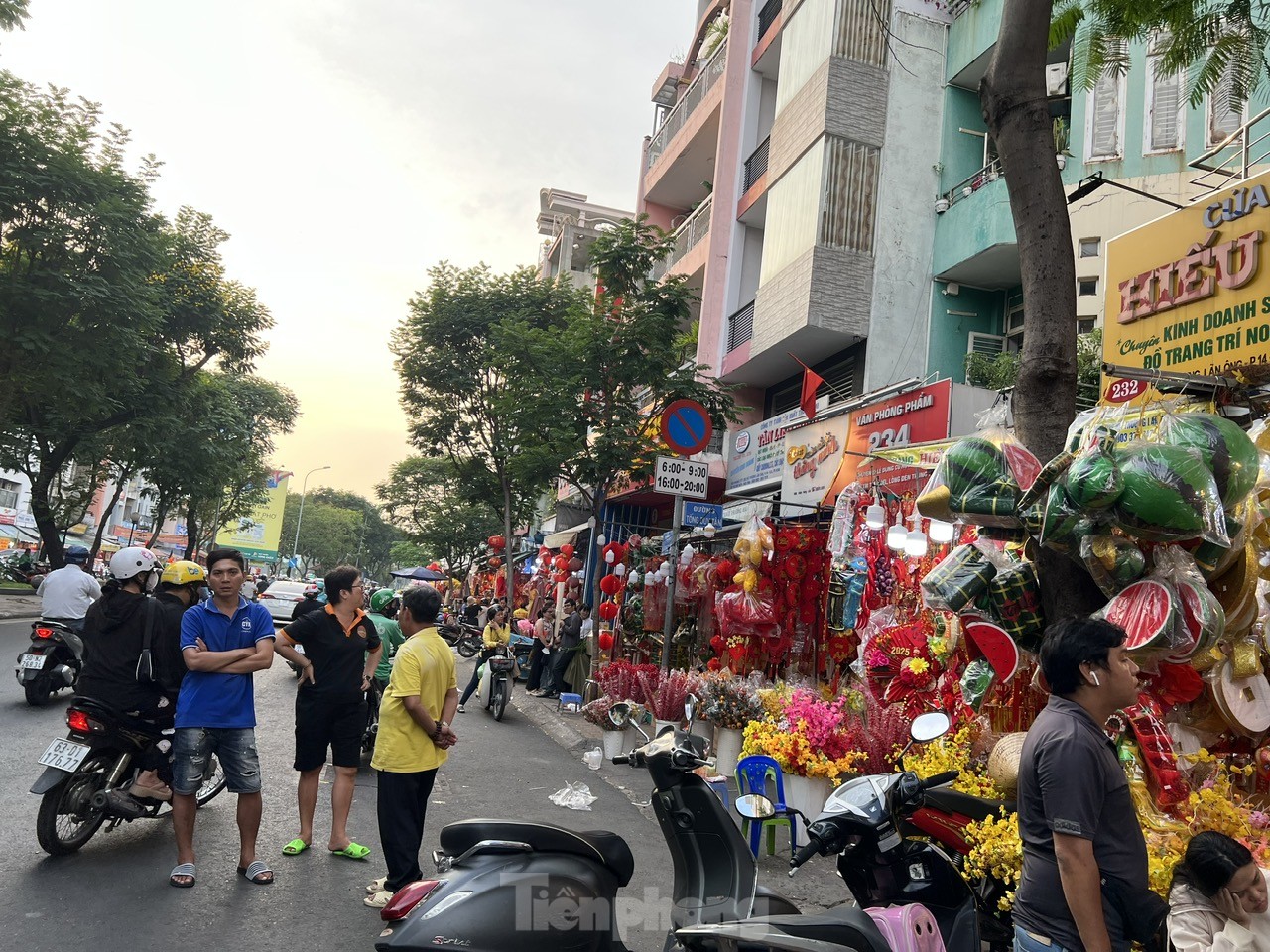 La couleur rouge recouvre la plus grande rue du Têt à Ho Chi Minh-Ville, animée par les acheteurs photo 10