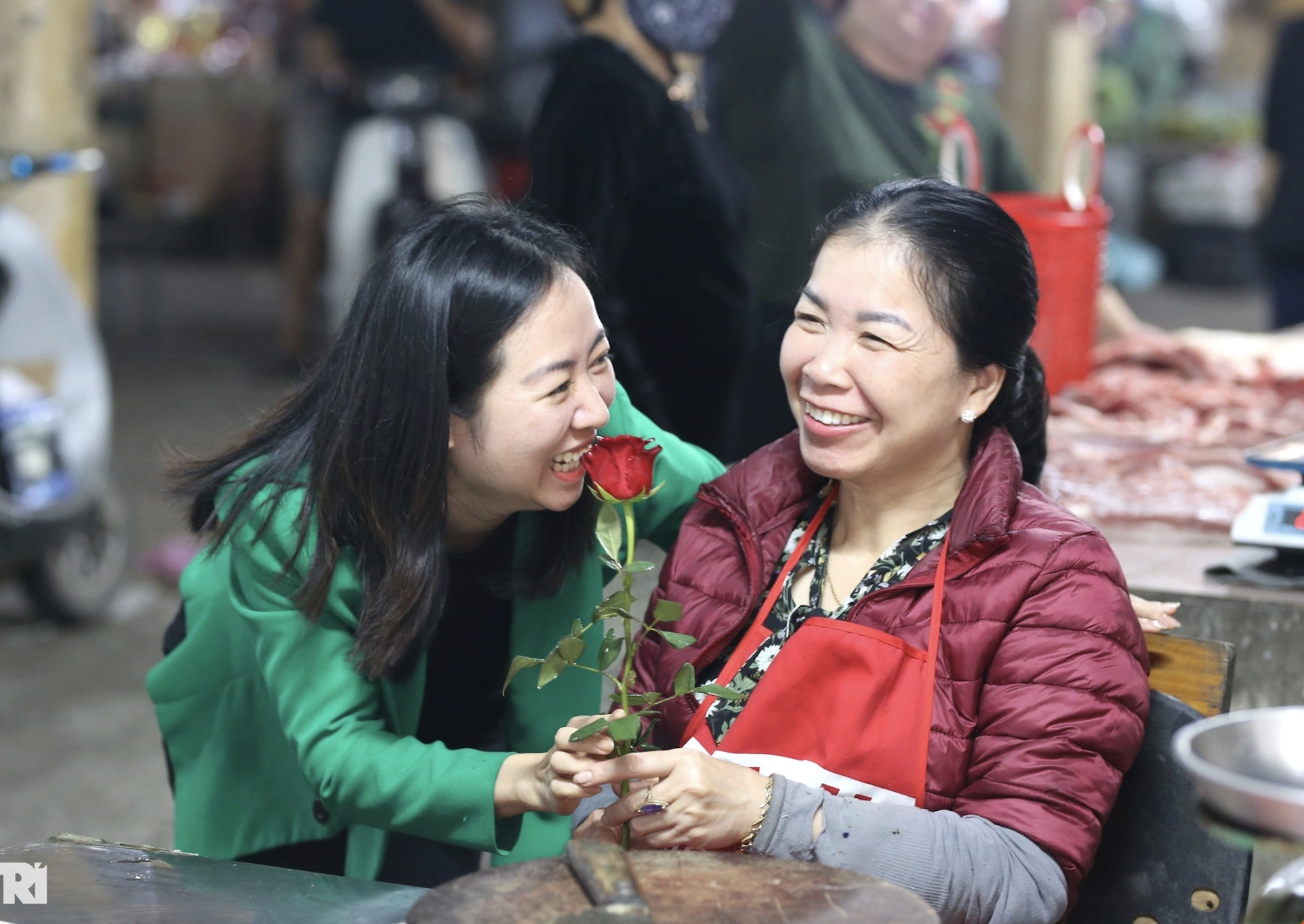 Cô giáo tặng hàng trăm bông hồng cho 'người dưng' và cái kết ấm áp