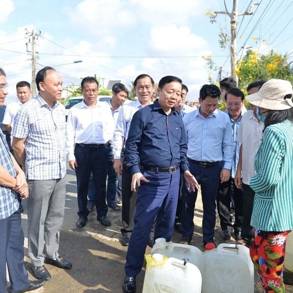 Deputy Prime Minister Tran Hong Ha works on drought and salinity prevention and control