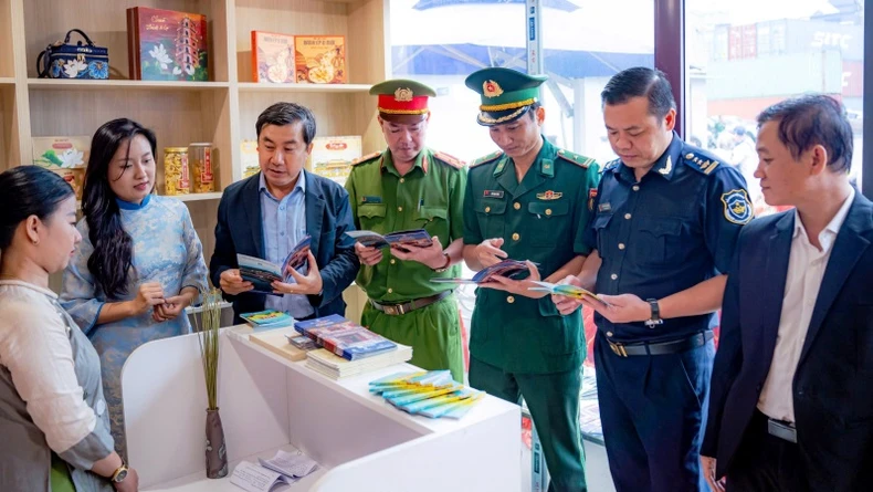 Thua Thien Hue welcomes cruise ship carrying more than 3,000 passengers to Chan May port photo 3