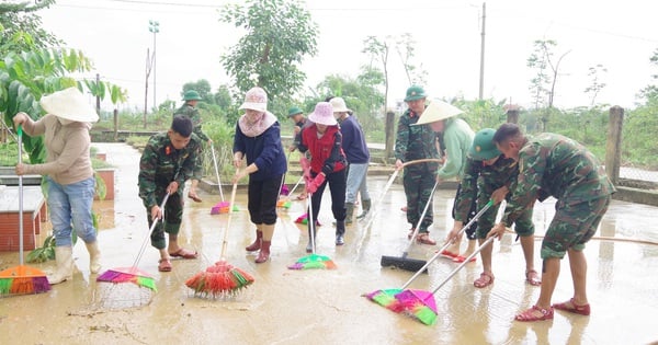 Không hoa và quà, thầy cô tất bật dọn lũ