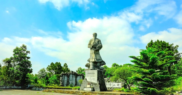 ទិដ្ឋភាពបែប Panoramic នៃប្រាសាទបុរាណជាតិពិសេសរបស់គ្រូពេទ្យដ៏អស្ចារ្យ Hai Thuong Lan Ong
