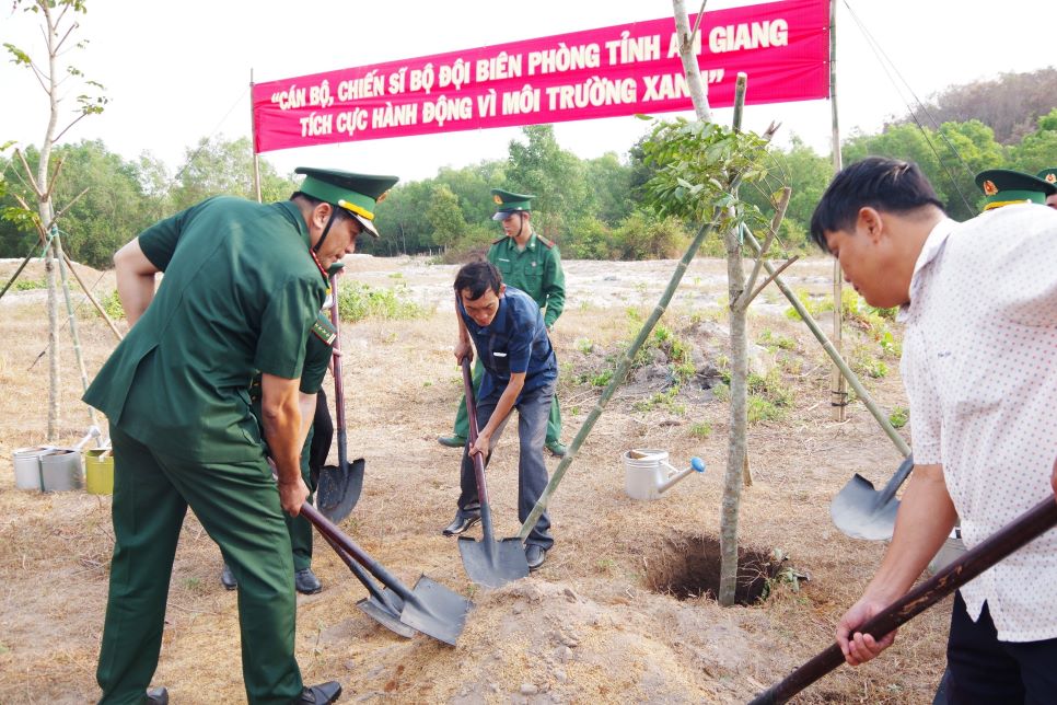 Tras la ceremonia de inauguración, la organización plantó inmediatamente 600 árboles. Foto: Guardia Fronteriza An Giang