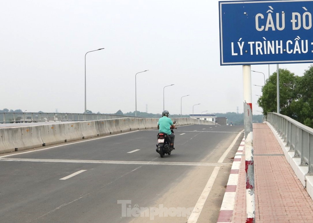 Close-up of Thi Tinh River overpass in Binh Duong about to open to traffic photo 4