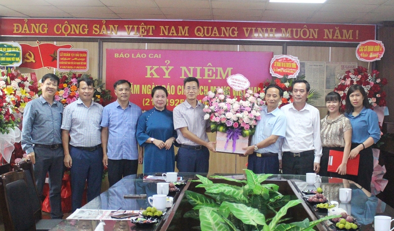 Lao Cai Province Department of Transport and Construction presented flowers to congratulate Lao Cai Newspaper..jpg