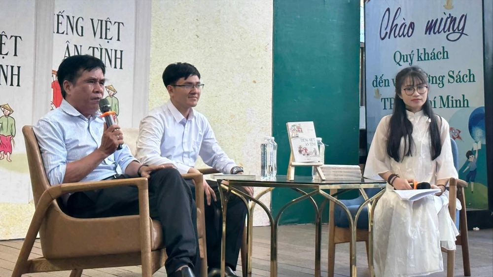 Le poète Le Minh Quoc et l'auteur Le Trong Nghia (au centre) participent au programme d'échange pour le lancement de la publication « Belle langue vietnamienne »