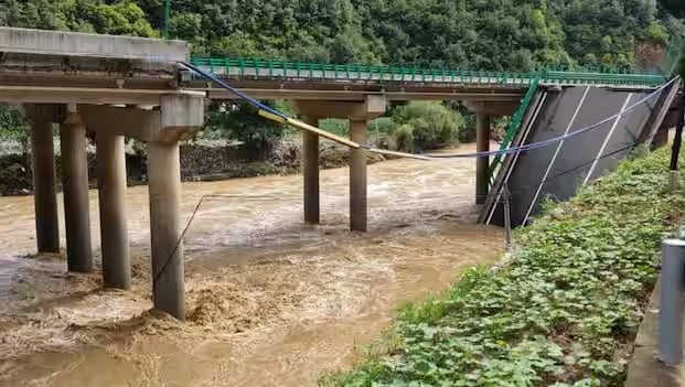 중국 고속도로 교량 근처 산사태로 수십명 사망 및 실종 사진 1