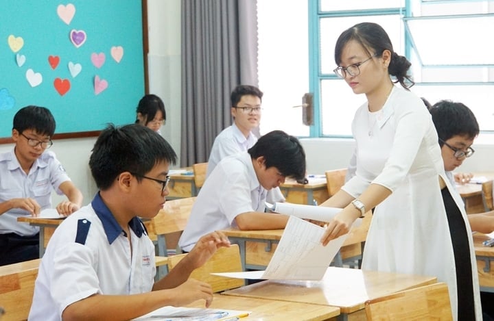 教育訓練省：学校が6年生の学力を評価するテストを行うことは禁止されていない。（イラスト写真）