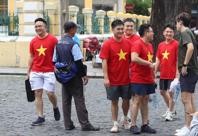 9月2日の祝日初日、ホーチミン市の中心部をのんびりと散歩する人々、写真4