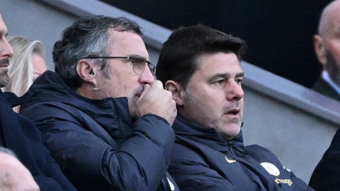 Pochettino (right) watches the Newcastle - Chelsea match in round 13 of the Premier League on the evening of November 25, in the stands of St James Park, due to the ban after the draw with Man City in the previous round. Photo: PA