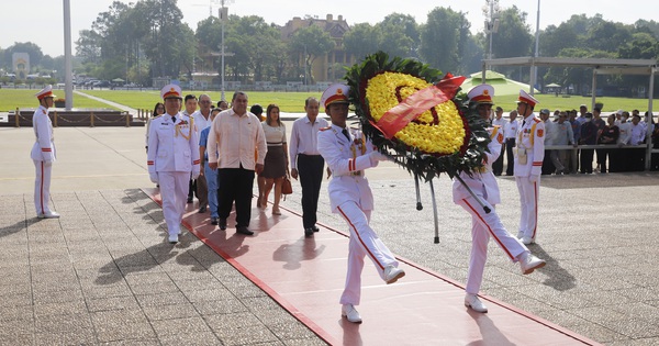 Delegation of Cuban Small Farmers Association and Central Vietnam Farmers' Association visited President Ho Chi Minh's Mausoleum